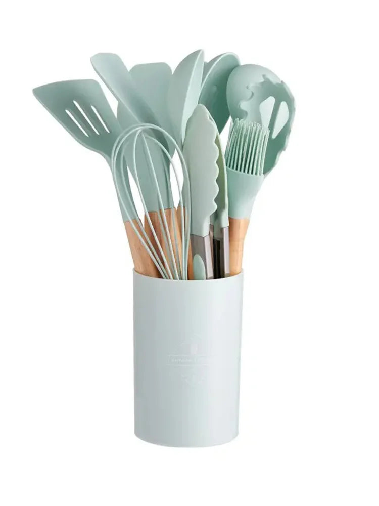 Juego de 12 utensilios de silicón con mango de madera – Verde claro