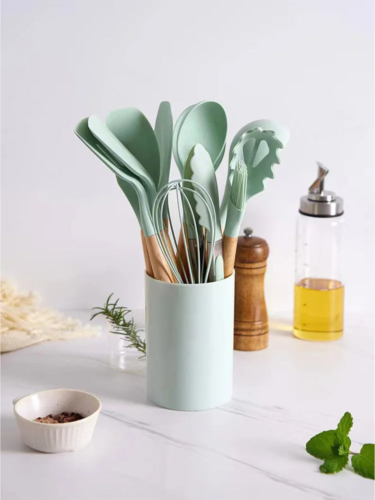 Juego de 12 utensilios de silicón con mango de madera – foto 3